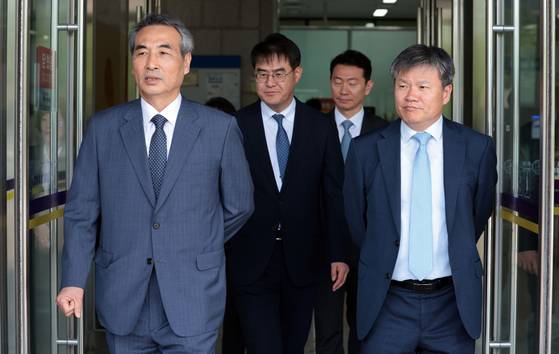 윤석열 전 대통령 부인 김건희 여사 관련 의혹을 수사하는 민중기 특별검사(왼쪽)와 김형근, 문홍주, 박상진 특검보가 19일 경기도 과천 고위공직자범죄수사처에서 오동운 공수처장과 면담을 마치고 나오고 있다. 연합뉴스