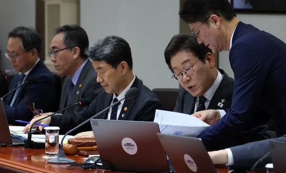 이재명 대통령이 19일 서울 용산 대통령실청사에서 국무회의를 주재하고 있다. 대통령실사진기자단