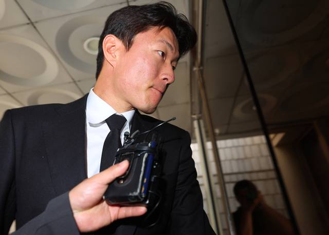 ▲ 불법 촬영 혐의로 1심에서 징역 1년에 집행유예 2년을 선고받은 축구선수 황의조가 19일 서울 서초구 서울고등법원에서 열린 2심 첫 공판에 출석하고 있다. 연합뉴스