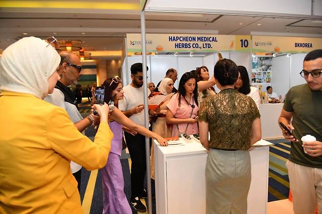지난 18일 아랍에미리트(UAE) 두바이에서 '2025 두바이 K푸드 페어'가 열렸다. 해외 바이어들이 현장에서 K푸드를 살펴보고 있다. 사진=공동취재단