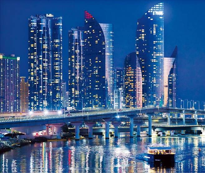 부산 마린시티와 광안대교의 야경을 감상하는 ‘나이트 리버 크루즈’. /부산관광공사 제공