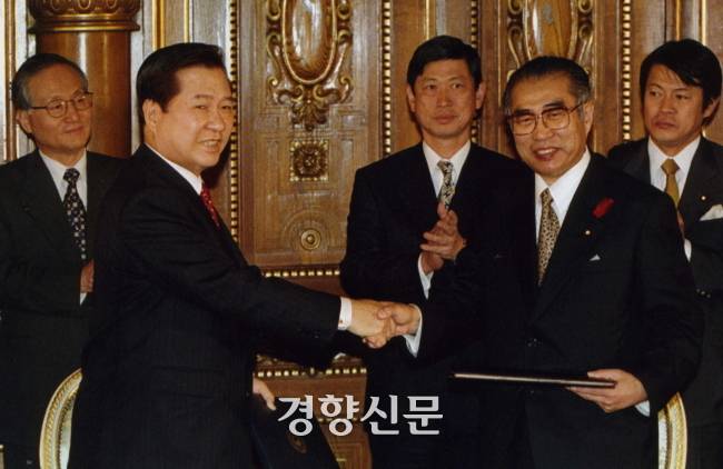 1998년 10월 8일 김대중 대통령과 오부치 게이조 일본 총리가 일본 도쿄에서 ‘21세기의 새로운 한·일 파트너십 공동선언’ 협정서를 교환한 뒤 악수하고 있다. 경향신문 자료사진