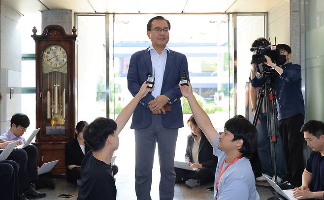 순직 해병 수사 방해 의혹 사건을 수사하는 이명현 특별검사가 18일 서울 서초구 자신의 사무실에 출근하며 기자의 질문에 답하고 있다. 연합뉴스