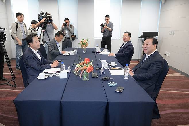 충청권 4개 시도 단체장이 19일 세종에 있는 한 호텔에서 만나 얘기를 나누고 있다. 세종시 제공