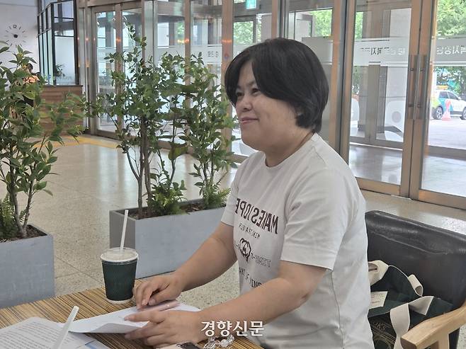 19일 서울 영등포구 근로복지공단에서 정향숙씨(49)가 최후진술서를 들고 대기하고 있다. 우혜림 기자