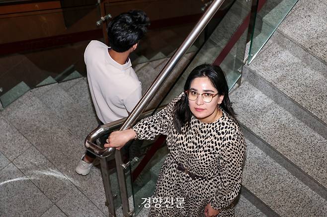 지난 5월 난민불인정결정 취소 판결을 받은 카디제(오른쪽)가 지난 18일 서울 중구 공익법센터 어필에서 경향신문과 인터뷰를 하고 있다. 권도현 기자