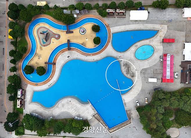 수영장 개장을 하루 앞둔 19일 서울 광진구 뚝섬한강공원 수영장에서 관계자들이 막바지 개장 준비를 하고 있다. 2025.6.19 권도현 기자