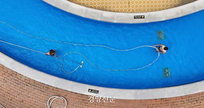 수영장 개장을 하루 앞둔 19일 서울 광진구 뚝섬한강공원 수영장에서 관계자들이 막바지 개장 준비를 하고 있다. 2025.6.19 권도현 기자