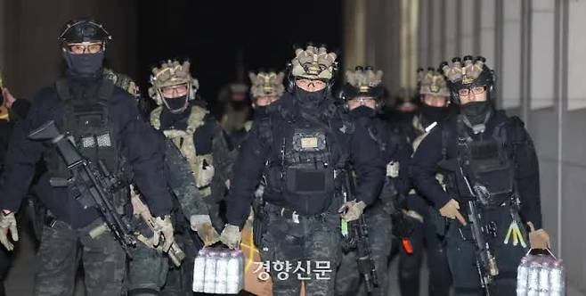 Armed soldiers attempt to enter the main building of the National Assembly in Yeouido, Seoul, in the early hours of December 4 last year, shortly after midnight, following former President Yoon Suk-yeol’s declaration of unlawful martial law. / Reporter Sung Dong-hoon