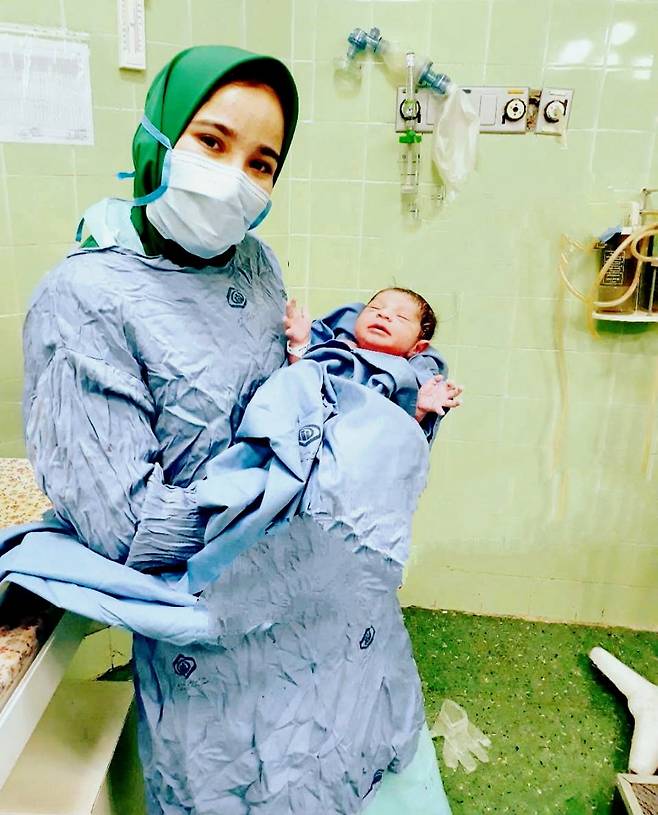 카디제가 2019년 이란의 의과대학에 다닐 때 실습 시간에 한 아기와 찍은 사진. 그는 전주의 한 대학교 간호학과에 재학 중이다. 카디제 제공