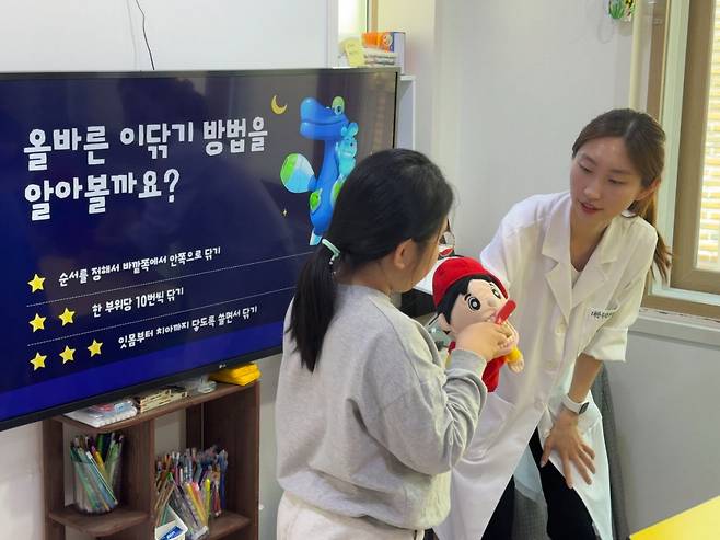 동아제약이 어린이들을 대상으로 진행한 ‘가Green 좋은 이’ 캠페인에서 구강 전문가들이 올바른 양치법에 관해 안내하고 있다.  동아제약 제공
