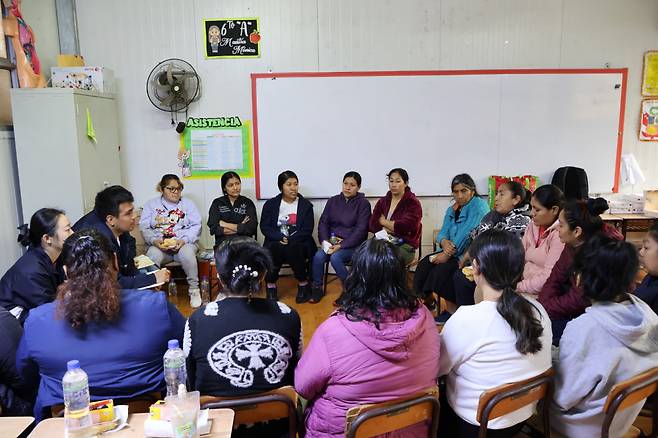 사회복지공동모금회(사랑의열매)는 올해부터 국제개발협력민간협의회(KCOC), 국제보건 NGO 메디피스와 손잡고 페루 수도 리마 외곽에 있는 산 마르틴 데 포레스 지역의 ‘학교 기반 통합 심리지원 사업’을 운영하고 있다. 이 주민들 상당수가 거주권이 없어 공공서비스에서도 소외돼 있으며 그중 돌봄 공백과 사회적 낙인, 차별이 얽힌 환경 속에서 아이들이 가장 먼저 위험에 노출돼 있는 곳이다.