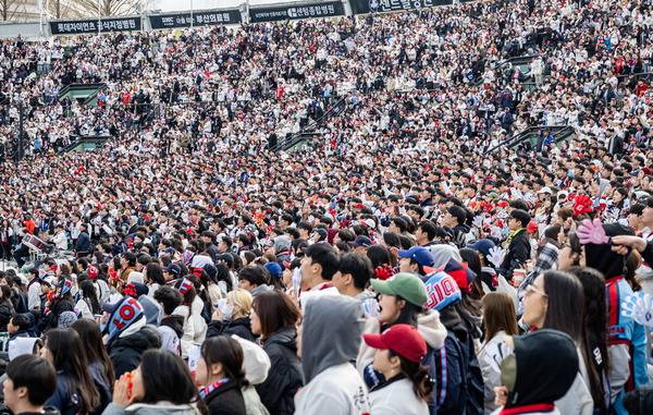 올 시즌 롯데 자이언츠 홈 개막전 당시 사직구장을 가득 메운 관중 모습. 이원준 기자
