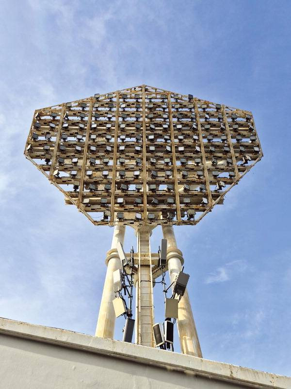 프로야구 경기를 위해 적절한 밝기, 음영 및 눈부심 방지를 위한 세심한 조명이 필요하다. 사진은 사직구장 조명탑 　 모습.