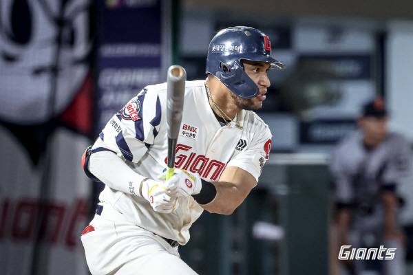19일 부산 사직구장에서 열린 한화와 3연전 마지막 경기에서 레이예스가 적시타를 친 뒤 타구를 응시하고 있다. 롯데 자이언츠 제공