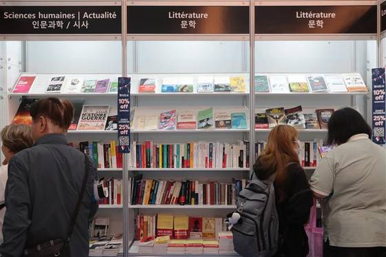 Bibliophiles browse through books at this year's Seoul International Book Fair at Coex in Gangnam District, southern Seoul, on Wednesday. [YONHAP]