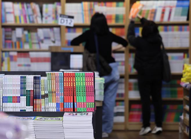 Students browse the bookshelves at a major book retailer in Seoul on March 12. [NEWS1]
