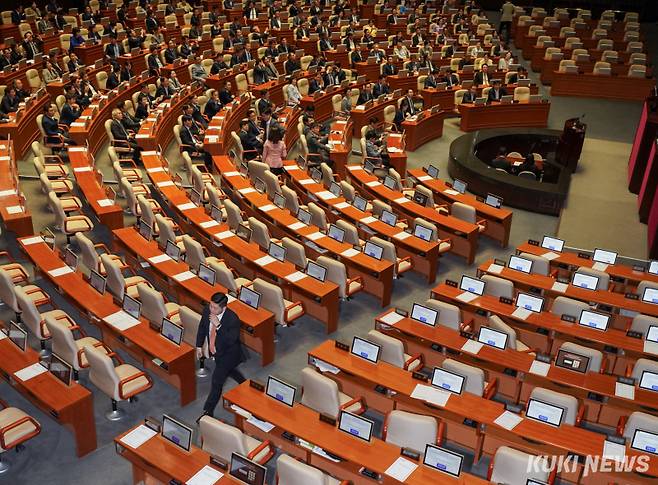 5일 서울 여의도 국회 본회의장에서 '윤석열 전 대통령 등에 의한 내란 행위 진상규명을 위한 특별검사 임명 등에 관한 법률안 수정안'(내란 특검법) 의결을 마치고 김재섭 국민의힘 의원이 퇴장하고 있다. 쿠키뉴스 자료사진