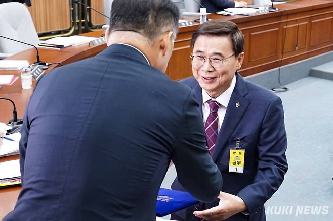 이종석 국가정보원장 후보자가 19일 서울 여의도 국회 정보위원회에서 열린 인사청문회에서 신성범 위원장에게 선서문을 제출하고 있다.