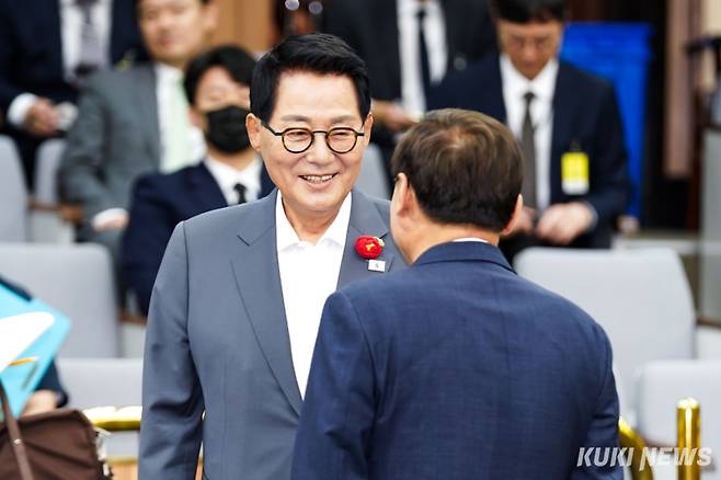 전 국정원장과 국정원장 후보자의 만남이종석 국가정보원장 후보자가 19일 서울 여의도 국회 정보위원회에서 열린 인사청문회에서 박지원 전 국정원장과 인사하고 있다.