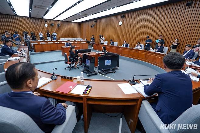 이종석 국가정보원장 후보자가 19일 서울 여의도 국회 정보위원회에서 열린 인사청문회에 출석해 위원들의 질의에 답하고 있다.