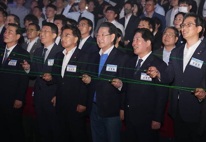 김영록 전라남도지사가 18일 여수엑스포컨벤션센터에서 열린 ‘전라남도 해상풍력 산업박람회’에 참석해 주요내빈들과 전라남도 해상풍력 30GW 보급 확대 방안 비전 선포 퍼포먼스를 하고 있다. 전남도 제공