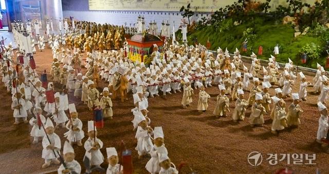 정조국장도감반차도를 토기와 한지 등으로 재연한 모습. 홍기웅기자