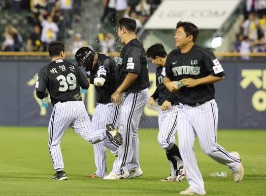 송찬의, 끝내기 땅볼로 LG 승리. 사진=연합뉴스