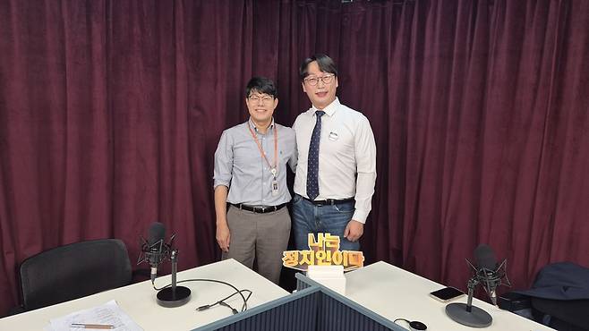 유튜브 '나는 정치인이다' 서정표 앵커(왼쪽)와 모경종 더불어민주당 의원