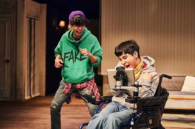 연극 ‘킬 미 나우’에서 지체장애인 조이와 도우미 라우디가 장난을 치는 장면. 연극열전