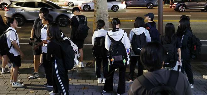 늦은밤 서울 강남구 대치동 인근 학원가에 학생들로 가득한 모습. [매경DB]