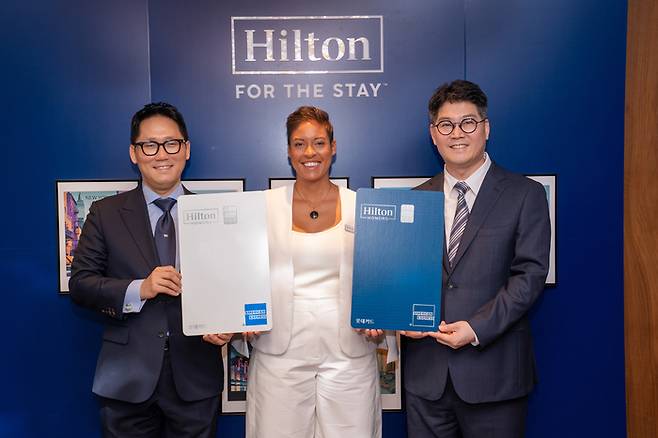 (좌측부터) 김유승 아메리칸익스프레스 코리아 대표, 그레첸 무어 힐튼 아시아태평양 마케팅 & 로열티 부문 부사장, 임정빈 롯데카드 카드영업본부장 / 사진=힐튼