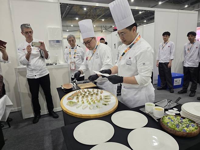지난 4월 싱가포르에서 열린 국제요리대회(FHA)에서 주성환·김대성 셰프(왼쪽부터)가 경연에 참여하고 있다. [사진 = 삼성웰스토리]
