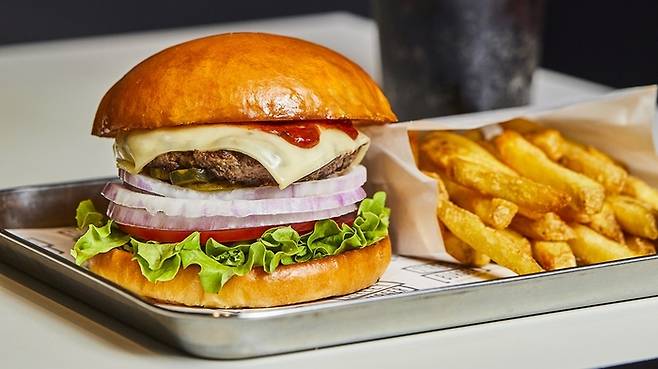 삼성웰스토리와 영국의 세계적인 요리사(셰프) 고든램지가 협업 개발한 ‘고든램지 스트리트 버거’. <삼성웰스토리>