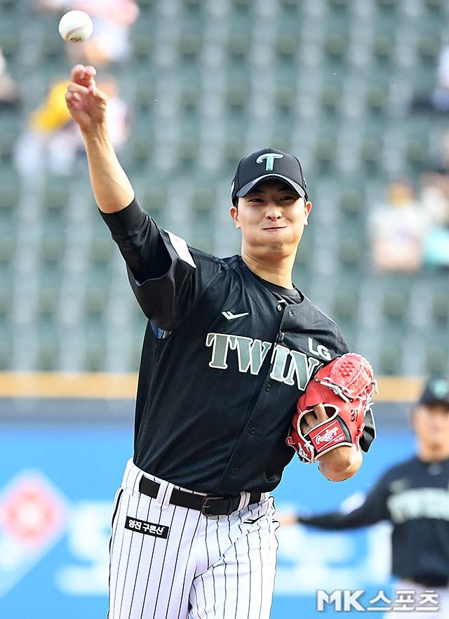 17일 잠실 NC전에서 시구하고 있는 이정용. 사진(잠실 서울)=천정환 기자