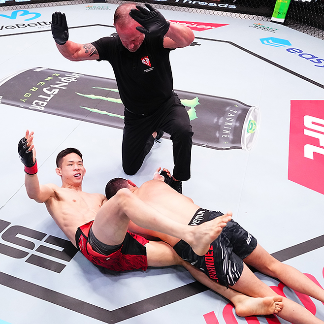 Road to UFC 시즌1 우승자 박현성이 2025년 5월 미국 네바다주 엔터프라이즈 UFC on ESPN+ 114 제2경기 시작 2분 26초 만에 맨손조르기로 제1회 국제종합격투기연맹 세계선수권대회 금메달리스트 카를로스 에르난데스를 제압하고 있다. 사진=TKO