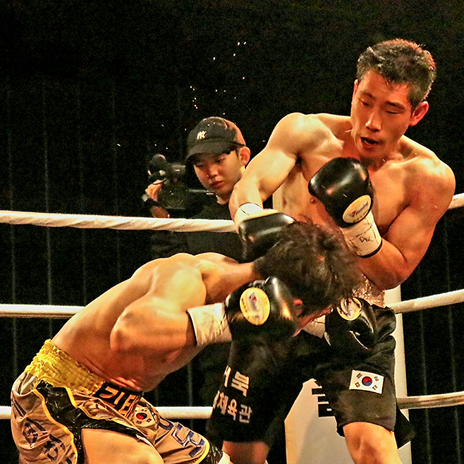 도전자 임진욱이 2025년 6월 부산광역시 농심호텔 허심청 대청홀 특설링 사단법인 한국복싱커미션 슈퍼페더급 타이틀매치에서 챔피언 김태선을 공격하고 있다. 사진=KBM