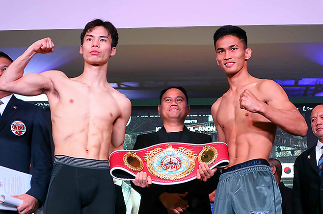 한국복싱커미션 챔피언 김태선(왼쪽)이 2024년 3월 필리핀 타그빌라란의 사울로그체육관에서 세계복싱기구 슈퍼페더급 동양 챔피언결정전 계체를 통과한 후 촬영에 응하고 있다. 사진=PMI Bohol Boxing Promotions
