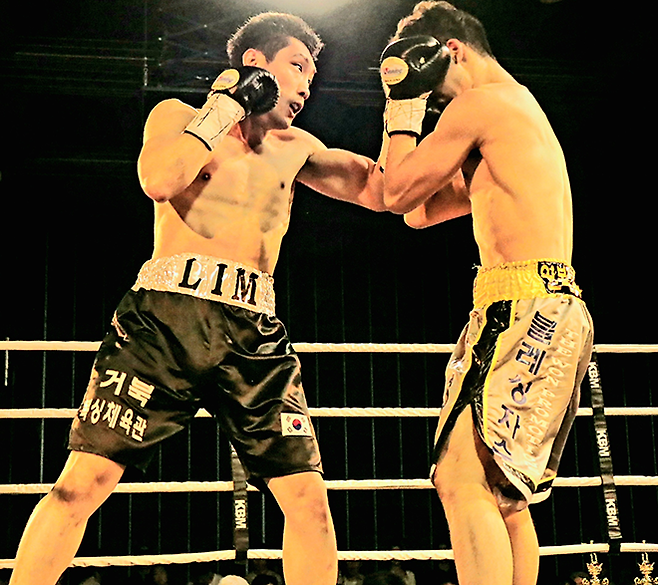 도전자 임진욱이 2025년 6월 부산광역시 농심호텔 허심청 대청홀 특설링 사단법인 한국복싱커미션 슈퍼페더급 타이틀매치에서 챔피언 김태선을 공격하고 있다. 사진=KBM