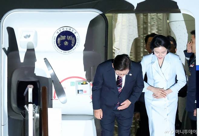 (성남=뉴스1) 박세연 기자 = 이재명 대통령과 부인 김혜경 여사가 19일 새벽 캐나다에서 열린 주요7개국(G7) 정상회의 참석을 마치고 경기도 성남 서울공항을 통해 귀국하며 고개숙여 인사하고 있다.  2025.6.19/뉴스1  Copyright (C) 뉴스1. All rights reserved. 무단 전재 및 재배포,  AI학습 이용 금지. /사진=(성남=뉴스1) 박세연 기자