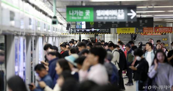 (부산=뉴스1) 윤일지 기자 = 부산 시내버스 노조가 총파업에 돌입한 28일 오전 부산 부산진구 도시철도 환승역인 서면역이 출근길 시민들로 붐비고 있다.   부산 시내버스 운행이 멈춘 건 준공영제 시행 18년 만에 처음이다. 2025.5.28/뉴스1  Copyright (C) 뉴스1. All rights reserved. 무단 전재 및 재배포,  AI학습 이용 금지. /사진=(부산=뉴스1) 윤일지 기자