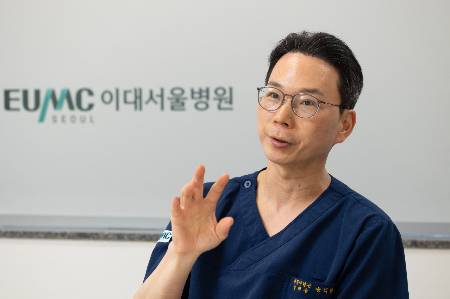 송석원 이대서울병원 대동맥혈관병원장이 지난 10일 병원에서 대동맥 치료 시스템과 첨단 장비에 대해 설명하고 있다.