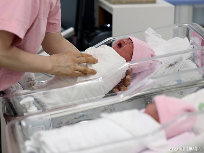 (서울=뉴스1) 황기선 기자 = 28일 오후 서울 구로구 고려대학교 구로병원 신생아실에서 아이가 울음을 터뜨리고 있다.  통계청이 이날 발표한 '2025년 3월 인구동향'에 따르면, 지난 3월 출생아는 2만 1041명으로 전년 동월 대비 1347명(6.8%) 증가했다.  3월 기준으로 출생아 수가 증가한 것은 지난 2015년 3월 이후 10년 만이다. 또 증가율은 지난 1993년 3월(8.9%) 이후 32년 만에 가장 높다.  2025.5.28/뉴스1  Copyright (C) 뉴스1. All rights reserved. 무단 전재 및 재배포,  AI학습 이용 금지. /사진=(서울=뉴스1) 황기선 기자