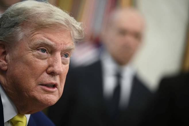 도널드 트럼프 미국 대통령이 18일(현지시간) 워싱턴DC 백악관 집무실에서 기자들의 질문에 답하고 있다. /AFP=뉴스1