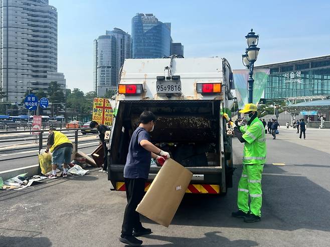 19일 오전 서울 용산구 서울역 광장에서는 노숙인 쓰레기를 대상으로 청소 활동이 이뤄지고 있다./사진=민수정 기자.