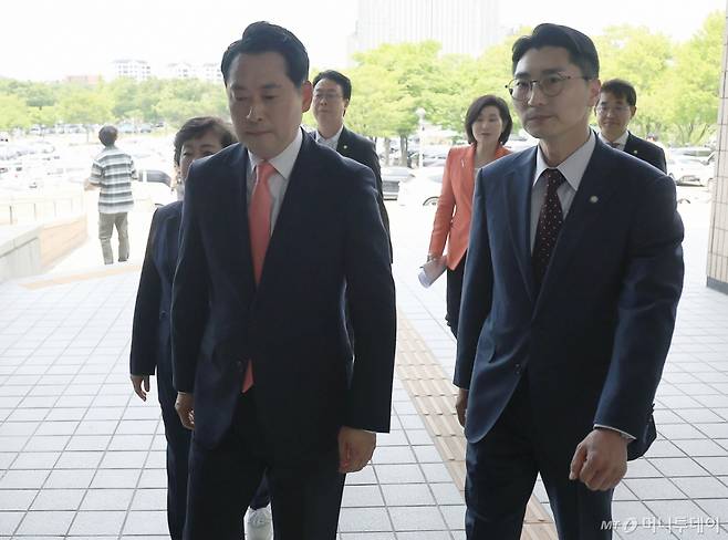 국민의힘 국무총리 후보자 인사청문위원 및 법제사법위원회 조배숙(왼쪽부터), 장동혁, 곽규택, 김희정, 박준태, 배준영 의원이 19일 오후 경기도 정부과천청사 법무부 출입국외국인정책본부로 김민석 국무총리 후보자 출입국 자료제출 거부 사유 확인 및 제출 촉구를 위해 들어가고 있다. 2025.6.19/뉴스1 Copyright (C) 뉴스1. All rights reserved. 무단 전재 및 재배포, AI학습 이용 금지. /사진=(과천=뉴스1) 박정호 기자