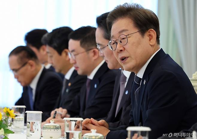 [서울=뉴시스] 최진석 기자 = 이재명 대통령이 13일 서울 용산 대통령실에서 열린 6경제단체와 기업인 간담회에서 발언하고 있다. 2025.06.13. myjs@newsis.com /사진=최진석