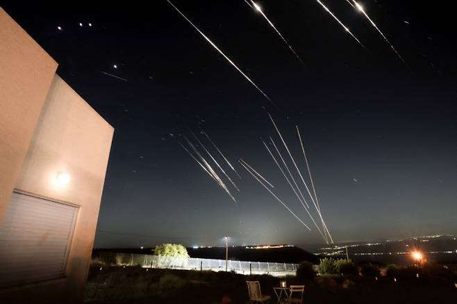 중동 긴장이 고조된 가운데 K방산 ETF가 상승세다. 사진은 18일(현지시각) 이스라엘이 점령한 골란 고원에 이란에서 발사된 미사일이 요격되는 모습. /사진=로이터