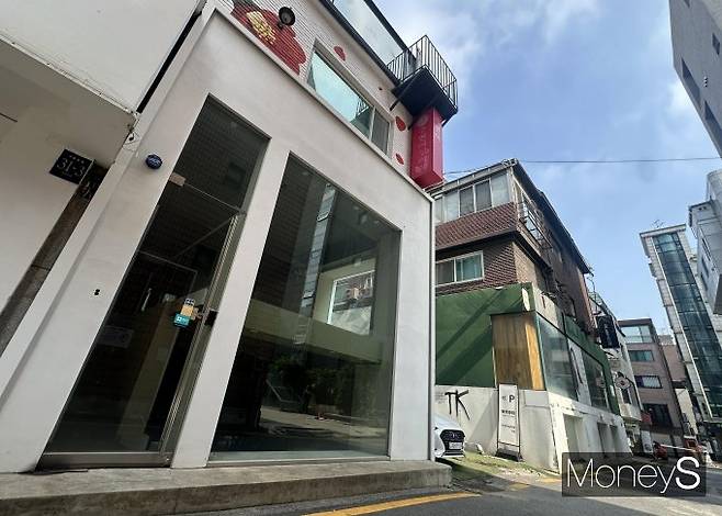 가로수길 골목에 상가 건물이 공실로 비어있다. /사진=장동규 기자