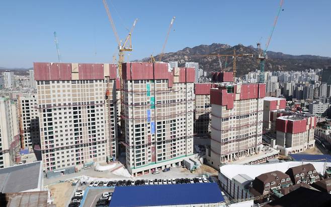 19일 국무회의에서 건설투자 분야에 총 2조7000억원의 신규 세출이 결정됐다. 사진은 서울 시내 한 아파트단지 공사현장. /사진=뉴스1